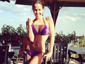 Елена Беркова полностью разделась на крымском пляже фото