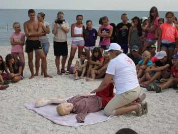 На кирилловском пляже курортников учили непрямому массажу сердца и технике искусственного дыхния фото