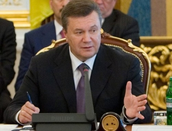 Янукович подписал резонансный оффшорный закон фото