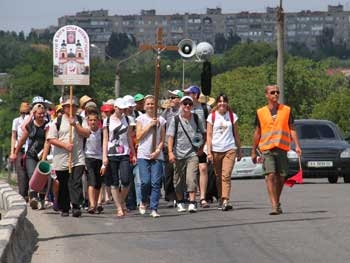Успешно завершился 16-й паломнический ход римо-католиков из Мелитополя в Запорожье фото