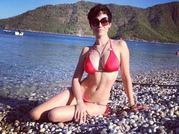 Даша Астафьева показала фигуру в красном бикини фото