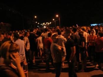 В Луганске толпа едва не разорвала пьяного водителя, который сбил 12-летнюю девочку фото