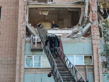 Спасатели разбирают завалы на месте взрыва в Луганске: фото фото