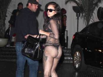 Lady GaGa оконфузилась в прозрачном наряде фото