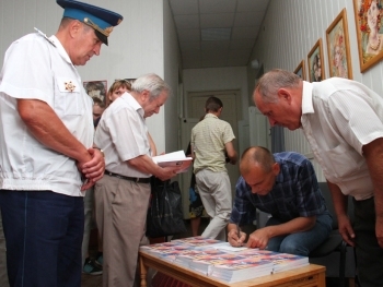 В краеведческом музее была представлена читателям новая книга Сергея Авдеенко фото