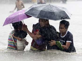 Наводнение на Филиппинах: люди ходят по шею в воде фото