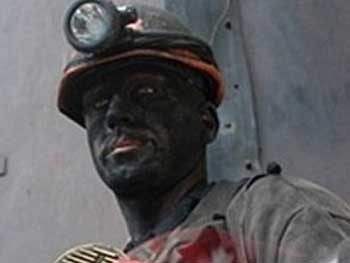 Дзержинский шахтер побил рекорд Стаханова, нарубив 3 вагона угля фото