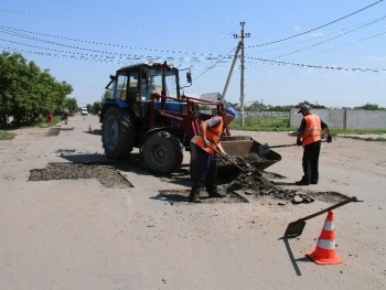 С начала сезона коммунальщики залатали асфальт на 28 улицах фото