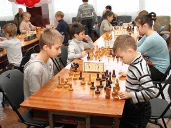 Шахматисты ДЮСШ-1 отметили праздник блиц-турниром фото