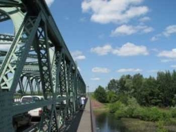 В Запорожье с моста спрыгнул мужчина и погиб фото