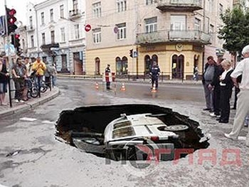 В центре Тернополя под землю провалился микроавтобус фото