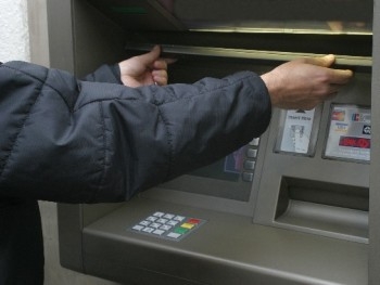 В Тернополе обчистили банкомат фото