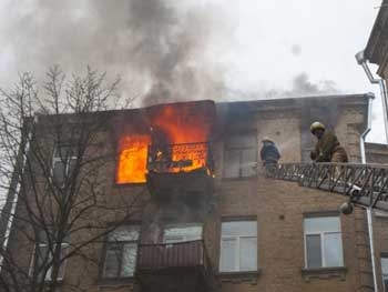В Запорожье горела пятиэтажка: спасателям пришлось эвакуировать жильцов фото