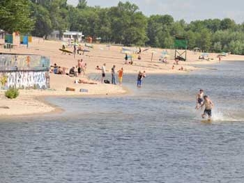Прокуратура требует освободить Центральный пляж Запорожья от летних киосков фото