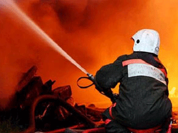 В Запорожье тушили пожар на ферросплавном заводе фото
