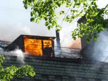 Из-за короткого замыкания в Бердянске загорелся жилой дом фото