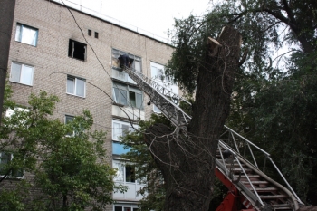 В Запорожье горела пятиэтажка: спасли женщину и двоих мужчин фото