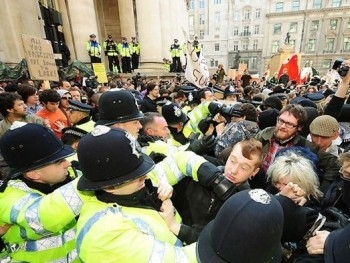 На лондонском митинге антиисламистов задержаны более 160 человек фото