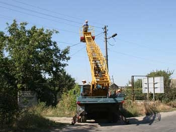 На Новом Мелитополе энергетики меняли опору, сбитую грузовиком фото