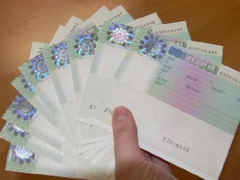 Въезжающих в РФ без визы обяжут иметь тысячу долларов на банковском счету фото