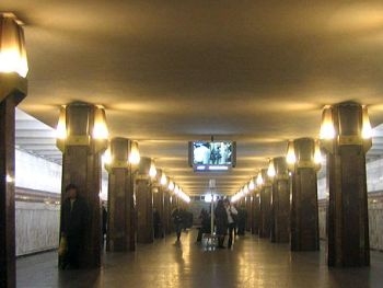 В Киеве женщина попала под поезд метро фото