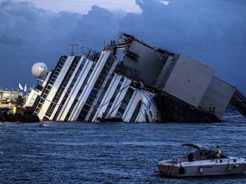 Сегодня начинают поднимать затонувший лайнер Costa Concordia фото