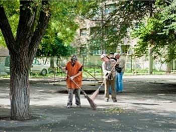 Запорожцы, задолжавшие за коммуналку, будут подметать дворы фото