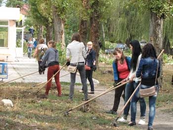 Студенты МИГМУ КПУ взялись за грабли фото