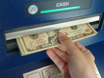 В Одессе кассир обманывала банкоматы фото