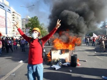 В Турции обстреляли здание полиции фото