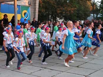 Около сотни человек стали участниками праздничного флешмоба в Приазовье фото