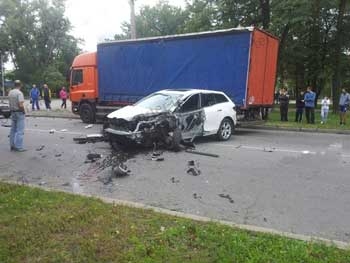 В центре Запорожья иномарка столкнулась с фурой фото