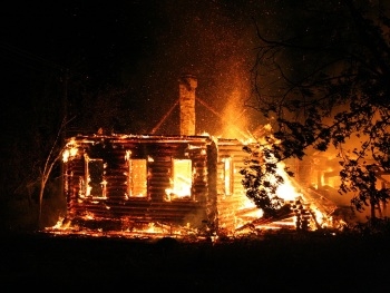 В Запорожской области загорелся дом фото