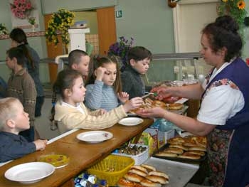 Мелитопольский район. Младшеклассники получают горячее питание фото