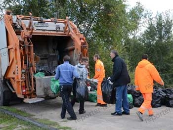 Запорожцы убрали с Молодежного пляжа более 60 мешков мусора фото