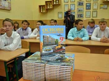 Мелитополь. Девятиклассникам презентуют книгу о налогах фото