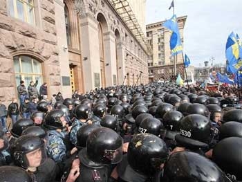 Побоище возле Киевсовета: милиционеров выносили на руках. ФОТО фото