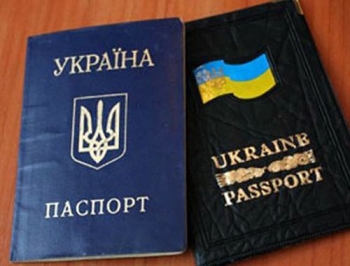 Больше половины украинцев платят за бесплатное вклеивание фото в паспорт фото