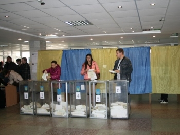 Выборы в Бердянске: кандидата в депутаты выдворили из участка фото