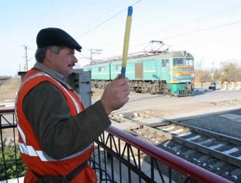 Водитель, будь осторожен на железнодорожном переезде! фото