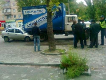 В Мелитополе «Лада» въехала под грузовик фото