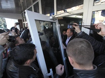 Свободовцы штурмовали МВД, выломаны двери фото