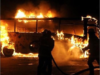 В Индии автобус столкнулся с бензовозом: более 40 человек сгорели фото