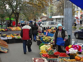 Бердянцы выступили против переноса стихийного рынка фото