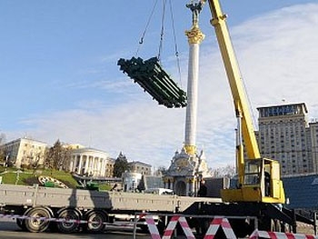 В Киеве на Майдане начали устанавливать новогоднюю елку фото