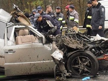 Mercedes врезался в грузовик, двое погибших фото