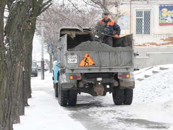 Запаса солевой посыпочной смеси хватит на неделю гололедов фото