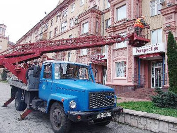 Архитектурное освещение в Запорожье ремонтируют альпинисты фото