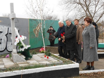 Мелитопольский район. В Новониколаевке почтили жертв голодоморов фото