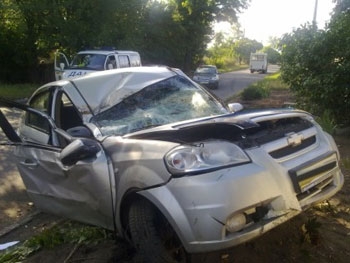 В Запорожье Chevrolet влетел в припаркованную машину фото